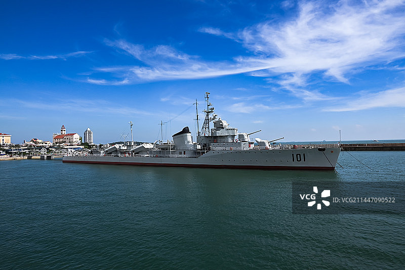 停泊在青岛海军博物馆内退役的驱逐舰鞍山舰图片素材