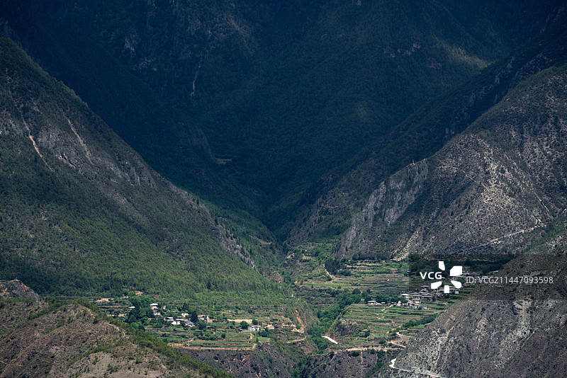 德钦高山深谷村庄图片素材