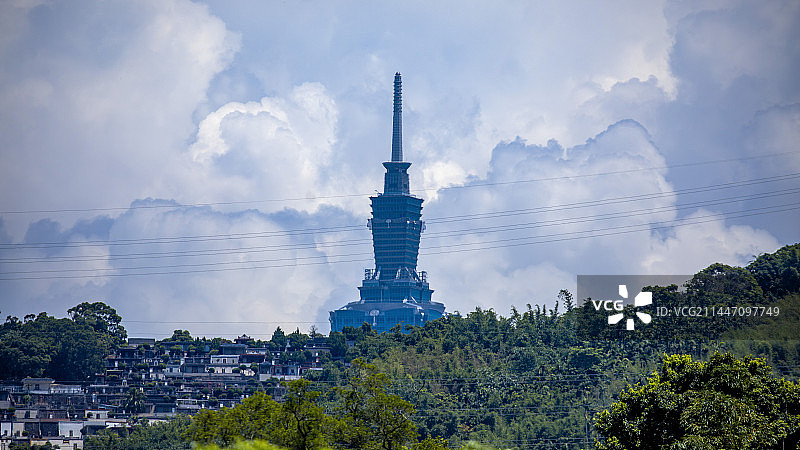 搭乘台北捷运途中通过车窗抓拍的台北101图片素材