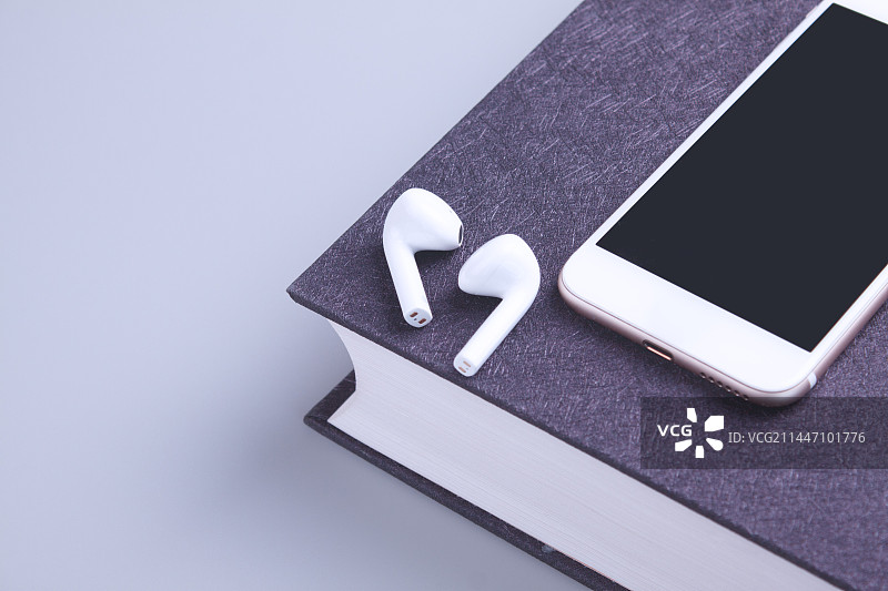 商务休闲书本笔记本和蓝牙耳机图片素材