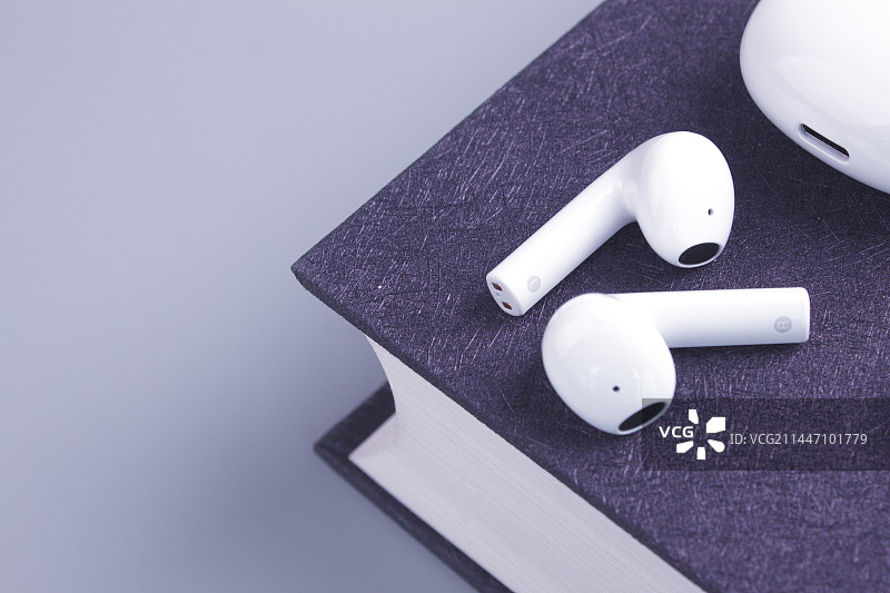 商务休闲书本笔记本和蓝牙耳机图片素材
