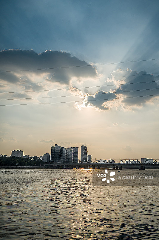 坦尾村看珠江大桥上的丁达尔图片素材