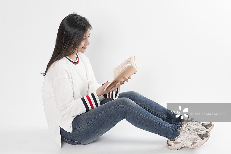 美女认真专注的学习图片素材