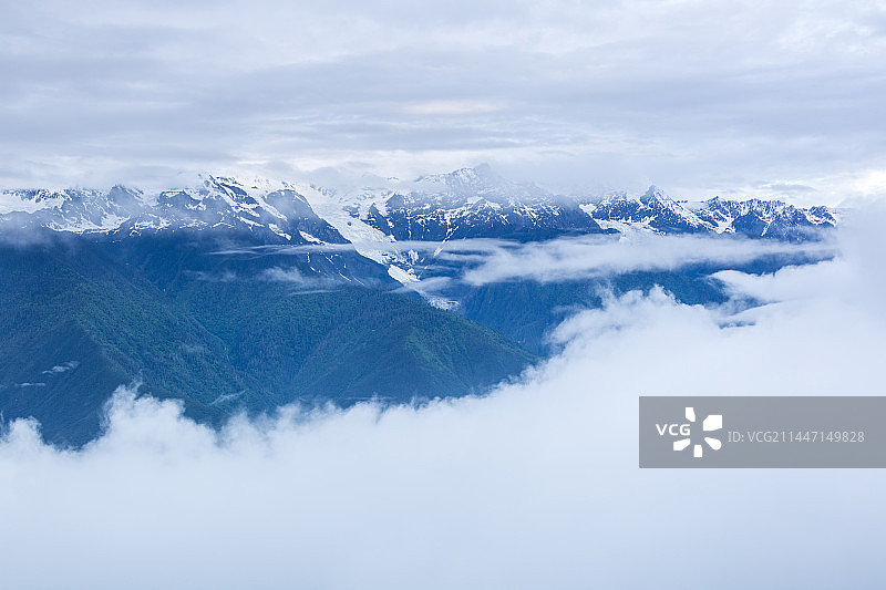 梅里雪山风起云涌主峰时隐时现图片素材