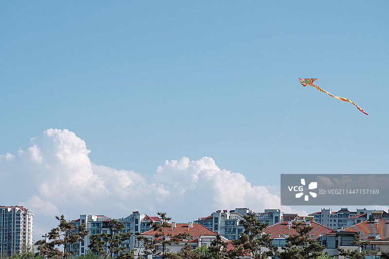 城市居民区上空放飞的风筝图片素材