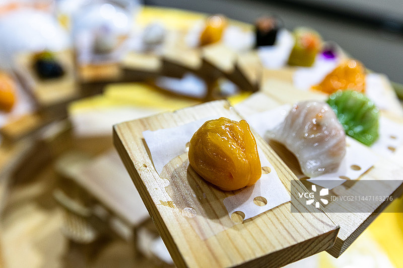 摆在木架上的潮汕粿类图片素材