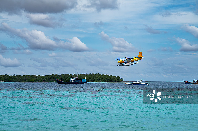 在海上降落的水陆两用水上飞机图片素材