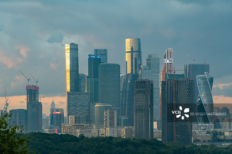 俄罗斯莫斯科大学主楼以及山顶观景台俯瞰城市风景图片素材