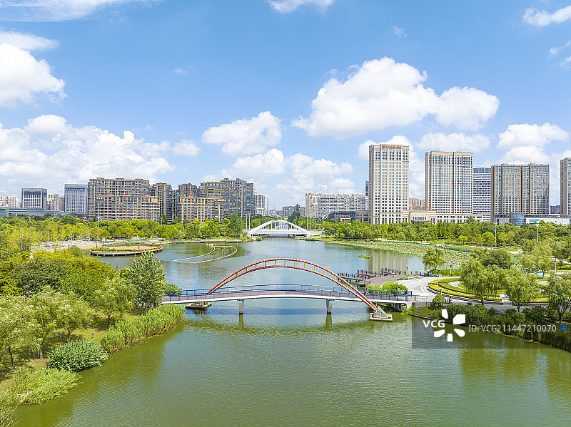 江苏省如皋市龙游河与蓝天白云图片素材