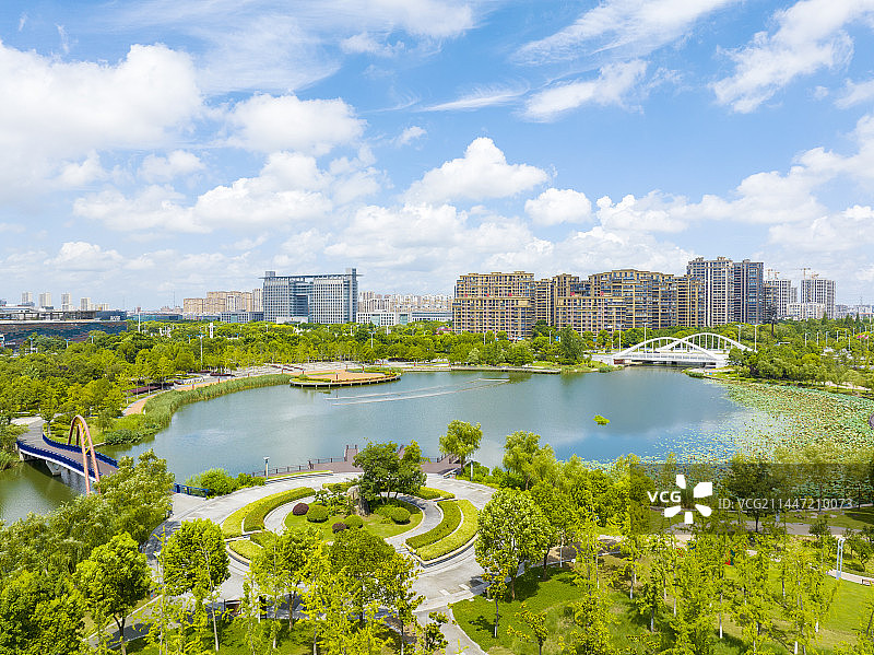 江苏省如皋市龙游河与蓝天白云图片素材