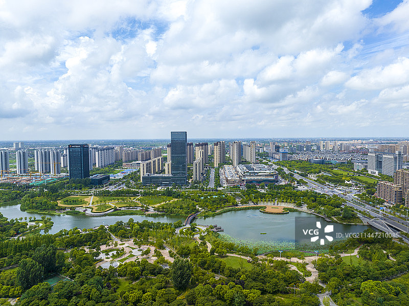 江苏省如皋市龙游河与蓝天白云图片素材