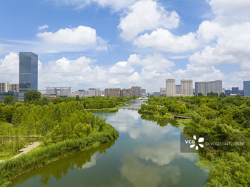 江苏省如皋市龙游河与蓝天白云图片素材