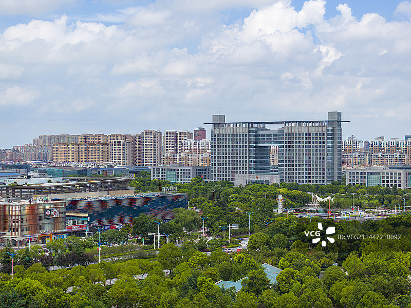 江苏省如皋市龙游河与蓝天白云图片素材