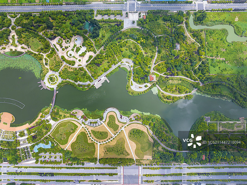 江苏省如皋市龙游河与蓝天白云图片素材