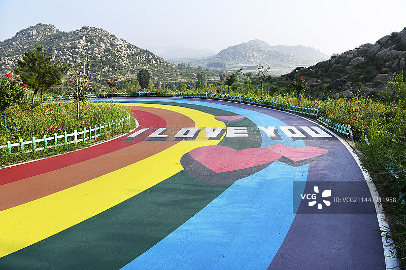 山东枣庄山亭区冯卯镇岩马湖畔九曲花海旅游景点的彩虹路图片素材