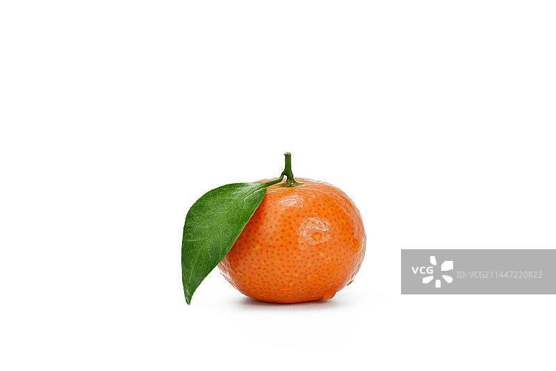 一个砂糖桔，绿叶，白色背景图片素材