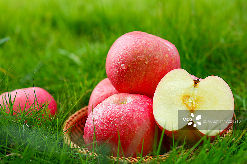 红富士苹果，篮子，绿草地，阳光图片素材