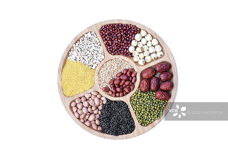 五谷杂粮在分格盘，白色背景图片素材