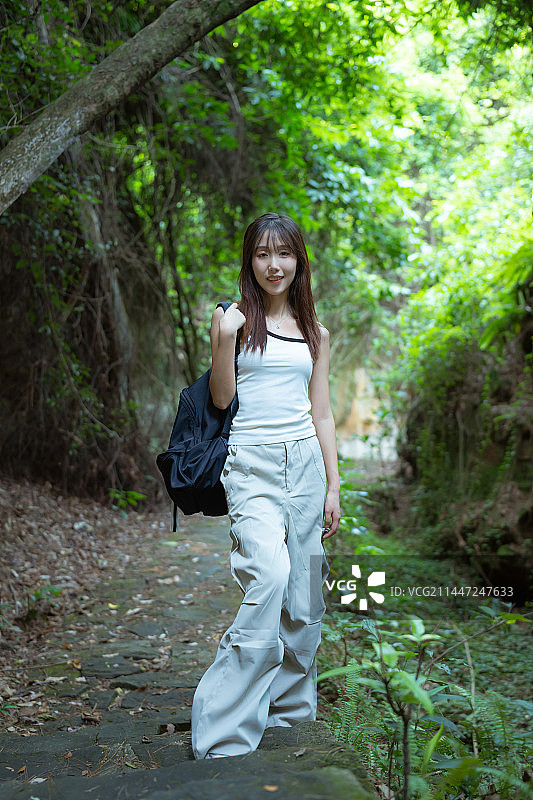 亚洲女子在山林里徒步图片素材