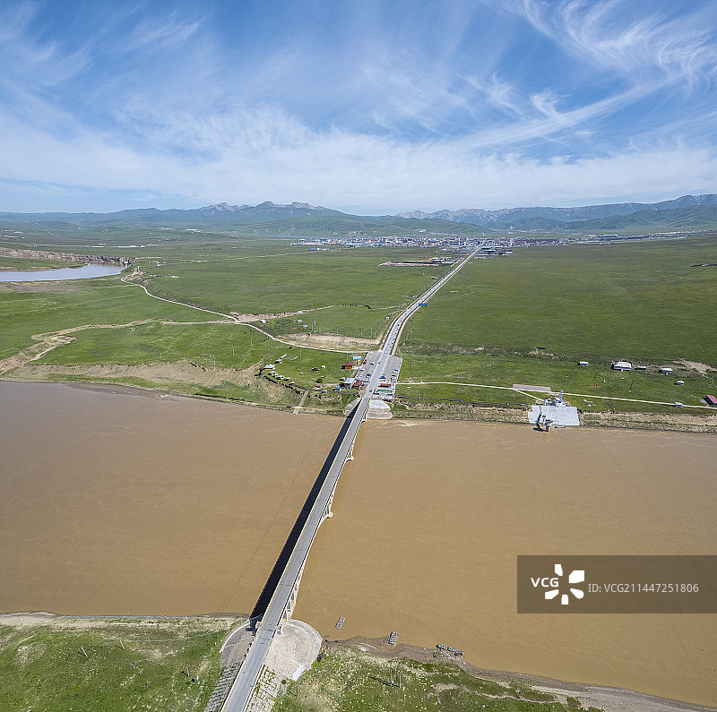 航拍甘肃甘南玛曲县草原和黄河大桥图片素材