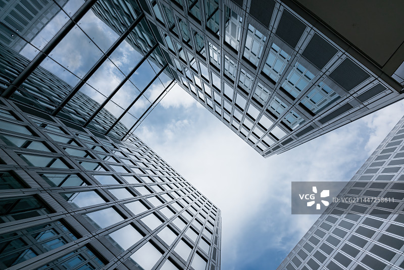 城市现代建筑低角度仰视图片素材