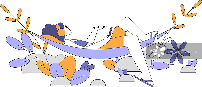 躺在吊床上听音乐的快乐女人图片素材