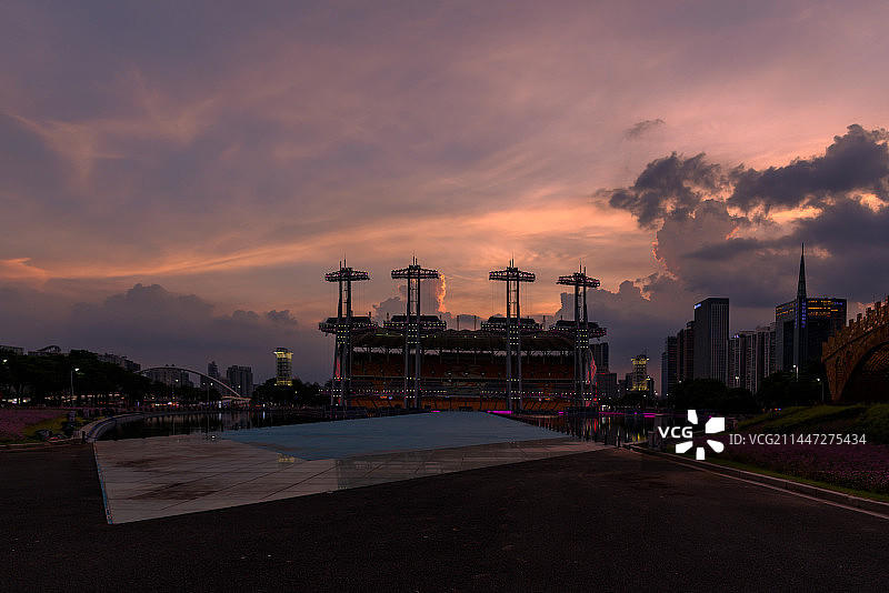 黄昏下的城市天际线图片素材