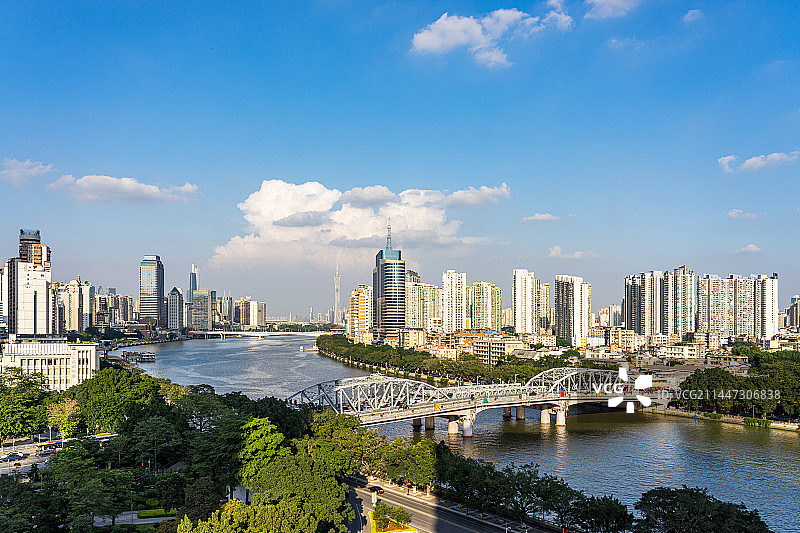 中国广州海珠桥和珠江两岸城市天际线风光图片素材
