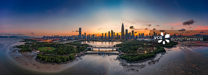 全景航拍深圳湾晚霞火烧云图片素材