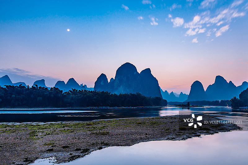 中国广西桂林阳朔兴坪漓江山水风光黄布倒影夜景图片素材