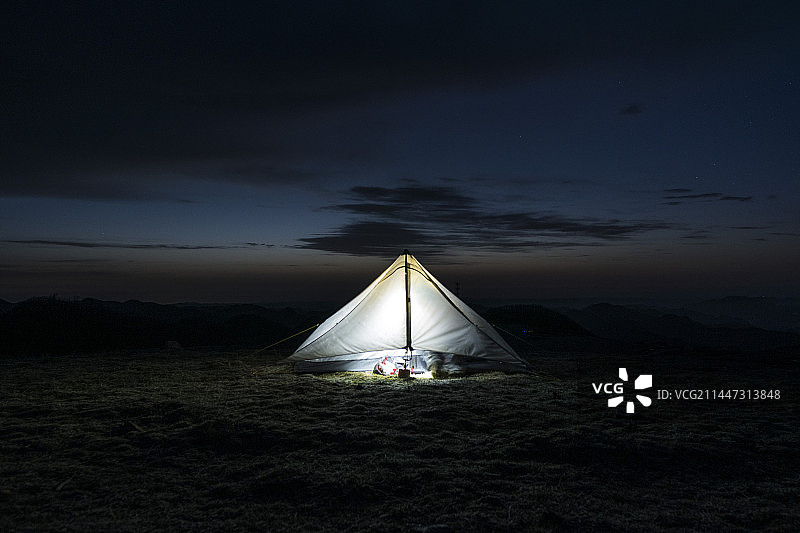 清晨户外露营帐篷霞光图片素材