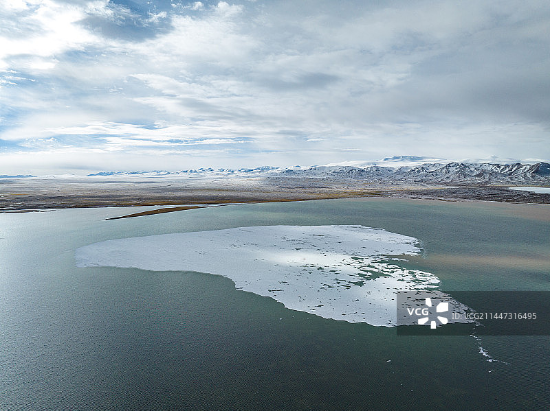 航拍西藏青藏高原G216国道边羌塘无人区月牙湖雪景图片素材