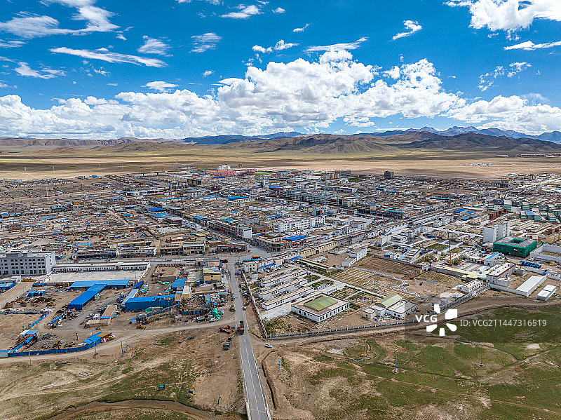 航拍西藏青藏高原改则县县城图片素材
