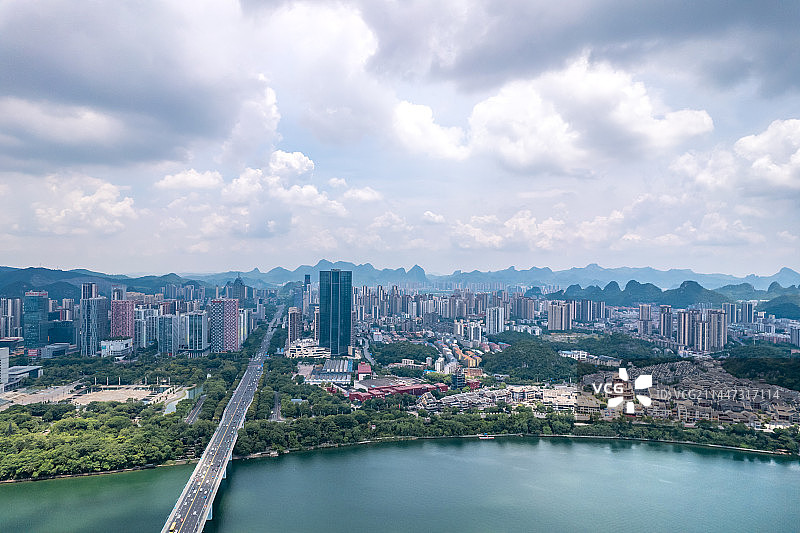 航拍广西柳州城市风光柳江喀斯特地貌图片素材