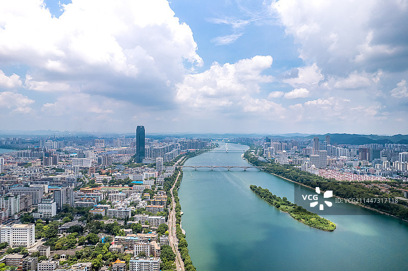 航拍广西柳州城市风光柳江喀斯特地貌图片素材