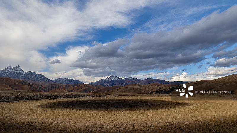 格聂神山的眼睛图片素材