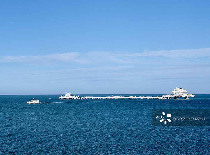 观光船驶离耕海一号海上综合旅游平台图片素材