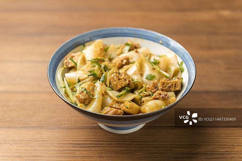 陕西美食一碗凉皮摆放在桌面上特写图片素材