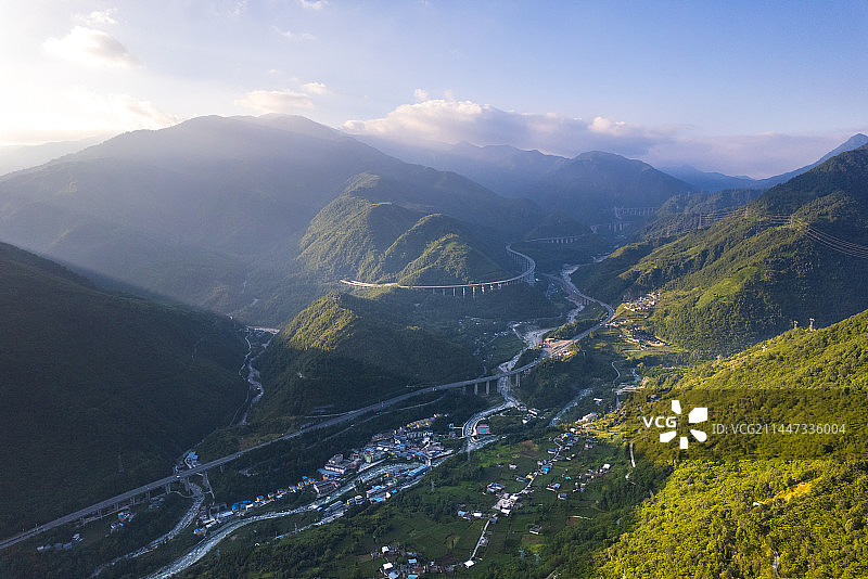 京昆高速雅西高速段，双螺旋结构干海子特大桥清晨日出航拍图片素材