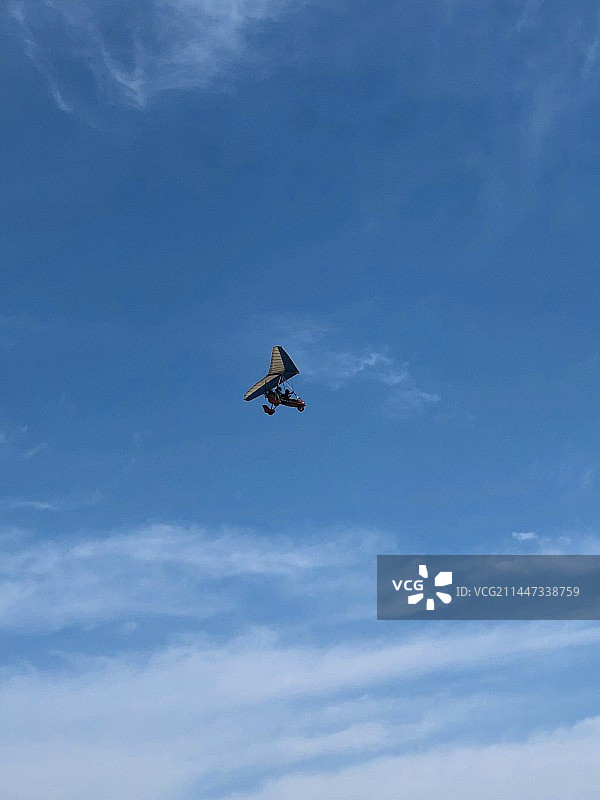 敦煌鸣沙山滑翔机图片素材