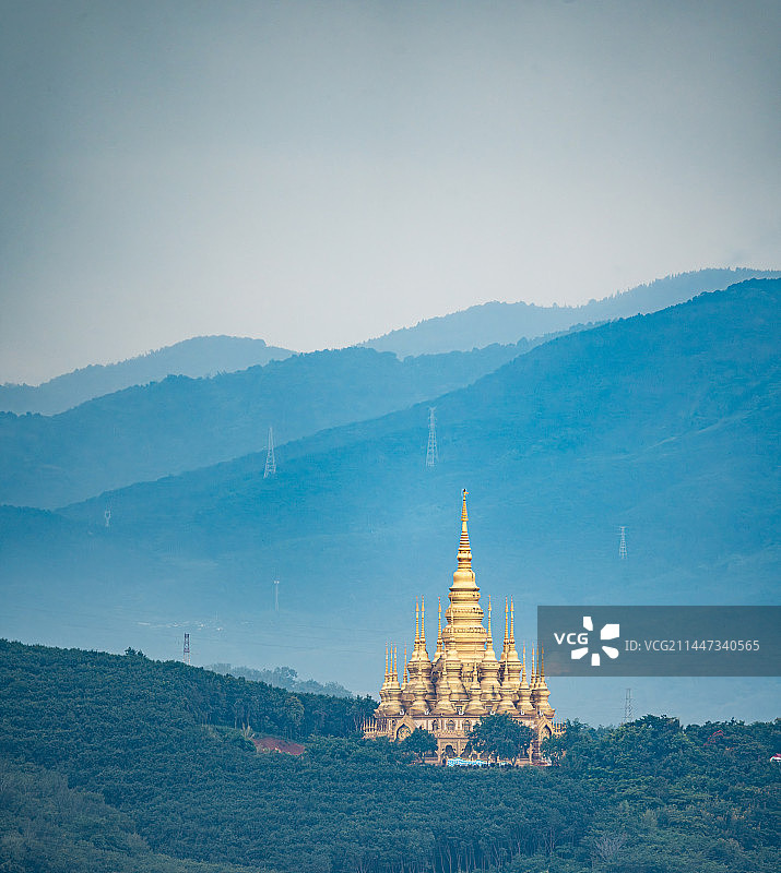 西双版纳大佛寺里的金塔图片素材