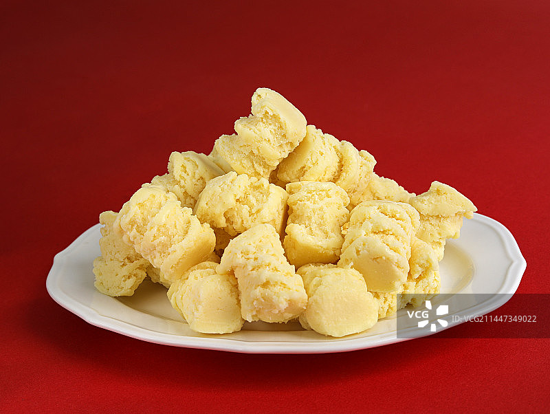 一盘子的美食新疆特产奶疙瘩图片素材