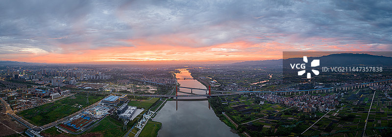 航拍日落黄昏下的浙江金华婺城新区婺江全景图片素材