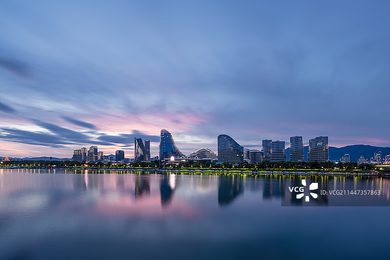 丽水莲都区市区银泰城夜景日落火烧云摄影图片素材