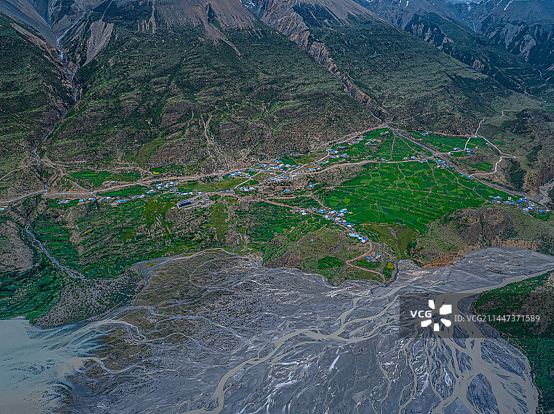 西藏昌都市八宿县来古村 五四八乡道 藏东旅行 冰川旁的世外桃源 横断山脉藏族村落 伯舒拉岭图片素材