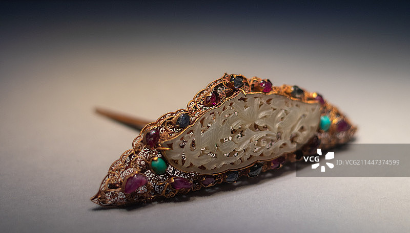 湖北省博物馆藏明代梁庄王墓出土金累丝镶宝石青玉镂空双鸾鸟牡丹簪图片素材