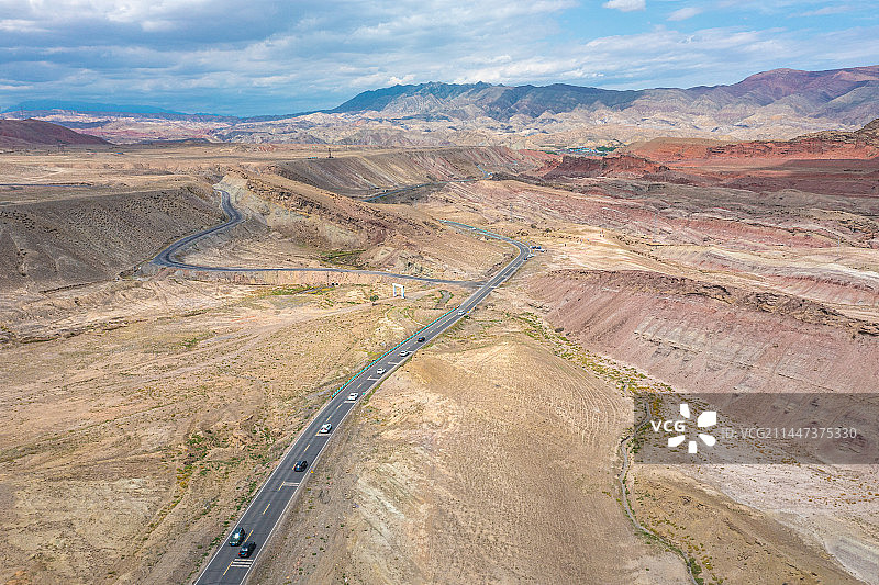丹霞地貌 新疆露天煤矿 硫磺沟  s101公路 汽车广告背景图图片素材