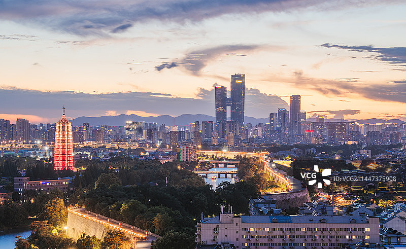 蔚蓝报恩寺图片素材