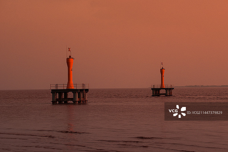 橘色天空下的海景图片素材