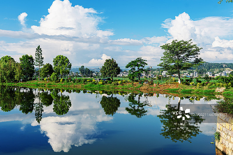 乡会桥为三孔石拱桥，建造于清朝1814年, 桥面由主阁楼和次楼阁完全覆盖，为建水地区唯一的风雨廊桥。图片素材